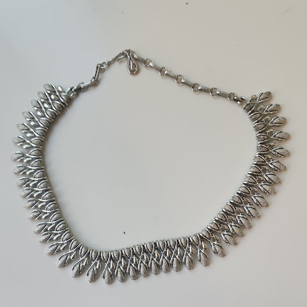 Vintage Elegant Silver Leaf Necklace 17 Inch